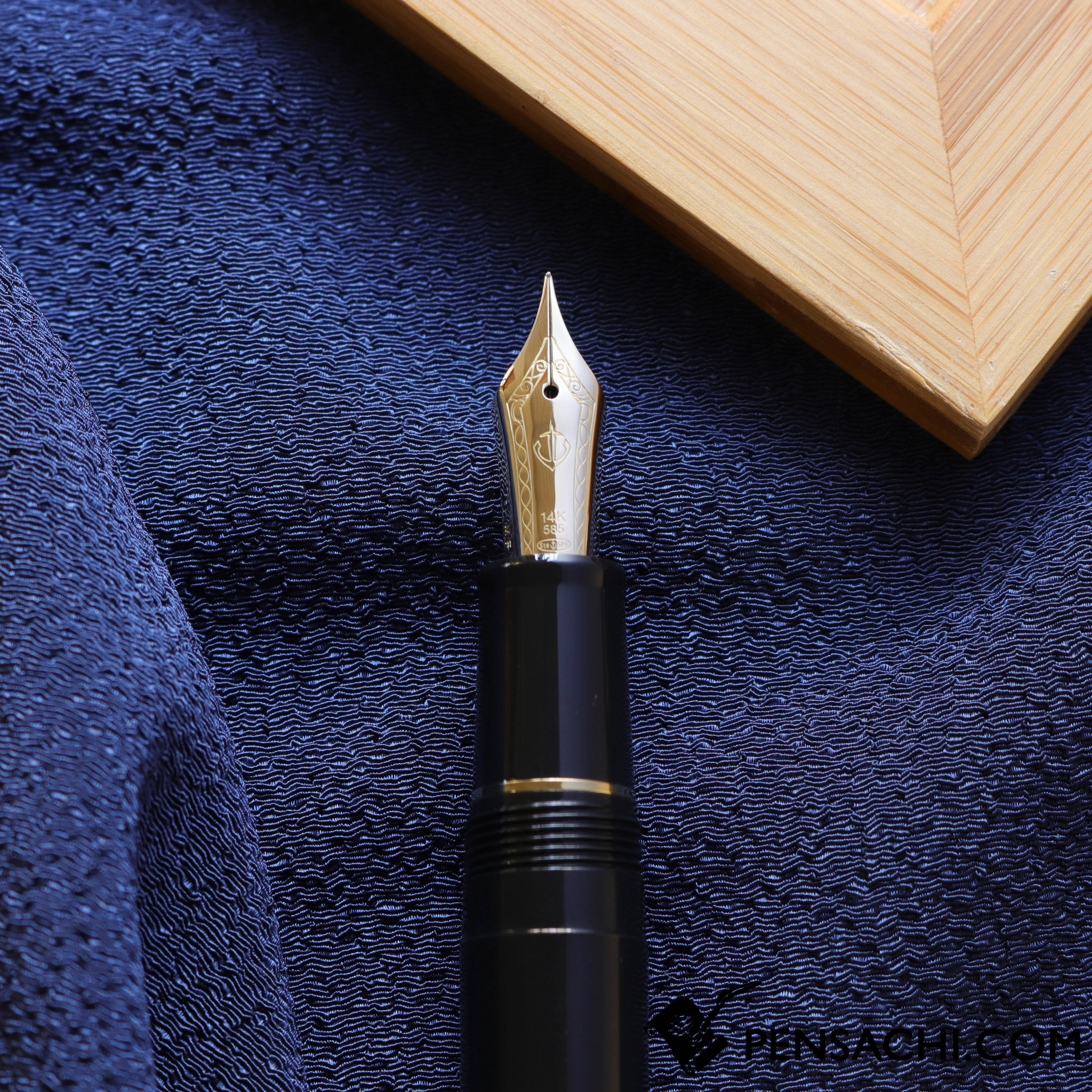 SAILOR 1911 Large (Full size) 14 Gold Trim Fountain Pen - Black